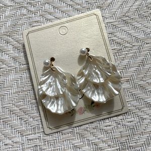 Pearl shape earrings
